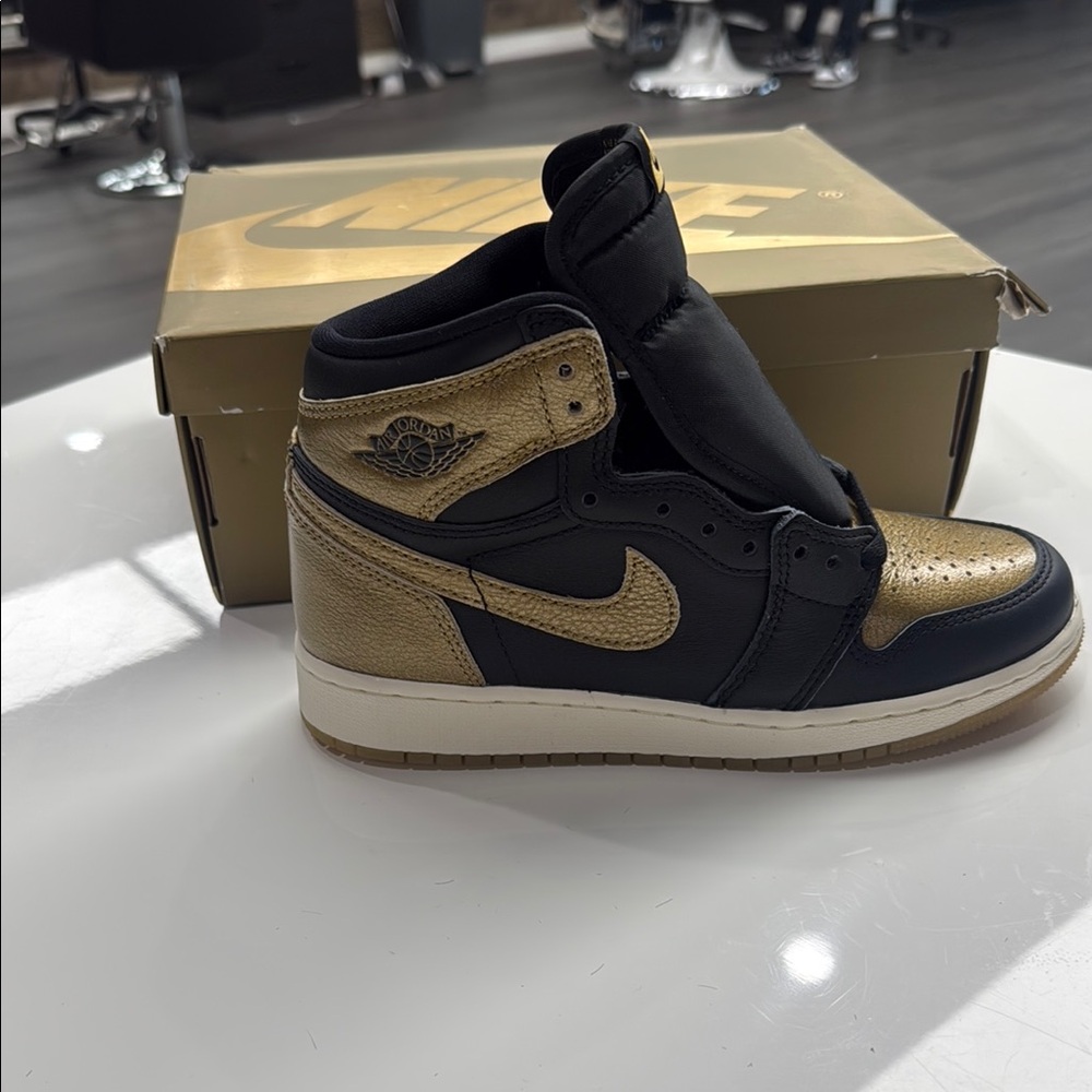 NEW Kids 4Y Nike Air Jordan 1 Retro High OG in black/metallic gold (with box)